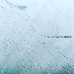 玻璃窗上雨水流淌成艺术线条