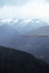车窗雨滴望远山，云海缥缈意境深