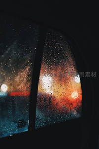 车窗雨滴朦胧，夜色灯火如梦