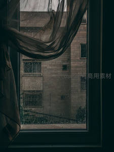 雨幕中的窗景与飘动纱帘
