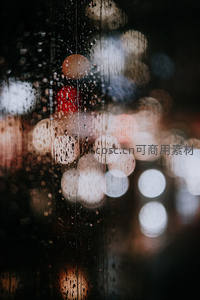 雨夜霓虹灯下的模糊光斑