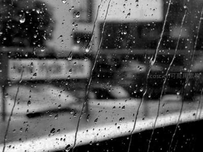 黑白雨滴划过车窗的瞬间