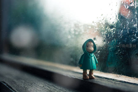 窗台小人偶，雨夜中的温柔守望
