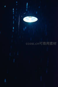 路灯下的雨丝，深夜的静谧诗篇
