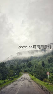 云雾缭绕山间公路蜿蜒