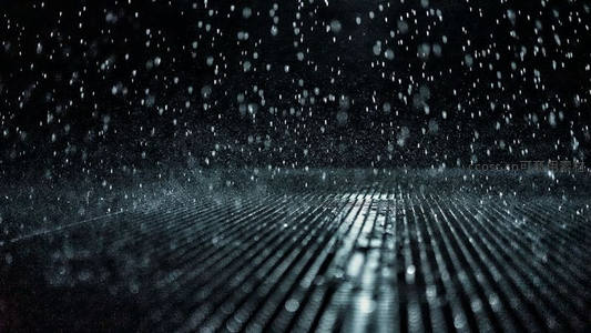 雨滴坠落金属网格特写