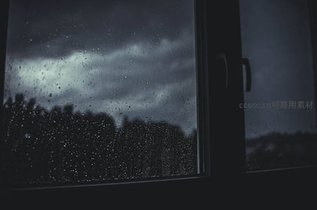 窗内视角看阴雨天空