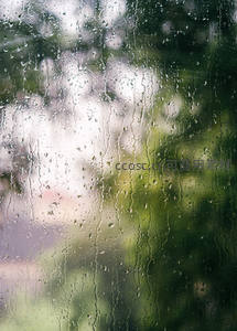 雨痕模糊窗外绿意盎然