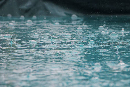 雨滴击打水面涟漪圈圈