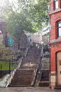 雨中红砖建筑与阶梯