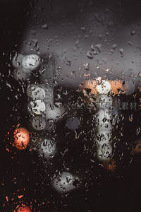 雨夜车窗上的霓虹光斑