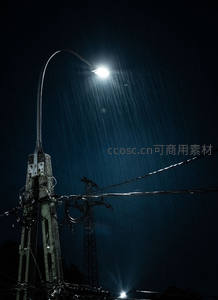 雨夜路灯照亮倾盆大雨