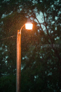 暖光路灯下的淅沥雨幕