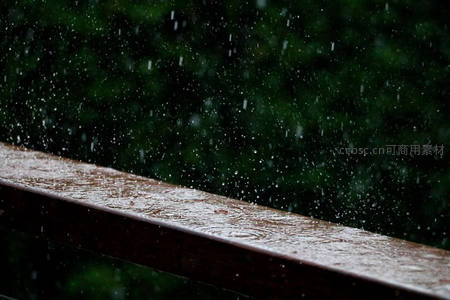 雨滴轻落木栏，水珠晶莹剔透