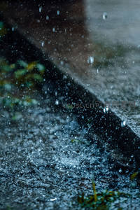 水花飞溅石阶，雨点敲击成韵
