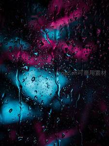 霓虹映窗水珠，迷幻色彩流淌