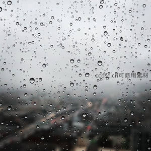 窗上雨珠，城市朦胧