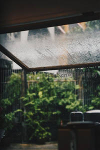 雨打玻璃，庭院深深