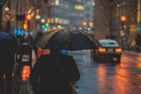 雨夜街景行人撑伞漫步