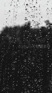 窗上雨滴黑白特写