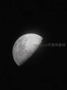 月球半影特写，环形山清晰可见
