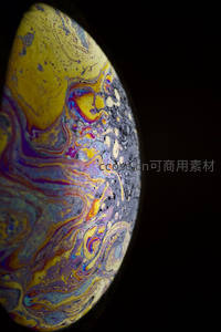 彩色油膜在曲面上的奇幻流动