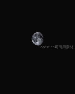 夜空中孤独的满月