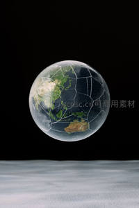 裂纹地球模型悬浮于月面