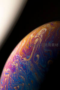 泡泡膜上流动的彩色星云图案