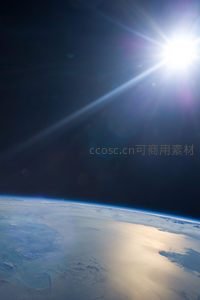 太阳耀斑下的地球弧线