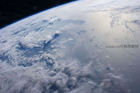 云隙间窥见大陆与海洋的高空图景