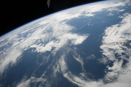 从太空俯瞰地球的壮丽弧线与云海