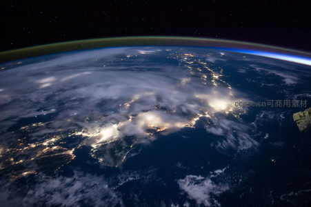 夜幕下城市灯火与云层交织的地球