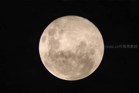 皎洁满月悬夜空，清晰环形山纹理