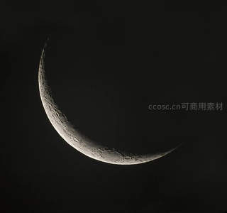 月球表面环形山的清晰特写