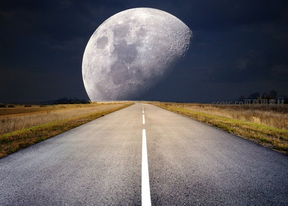 公路尽头巨大月亮营造奇幻超现实景象