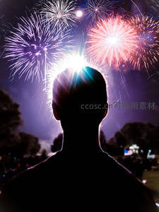 烟花下的剪影：仰望夜空的孤独身影
