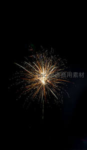 单朵金色烟花划破黑暗