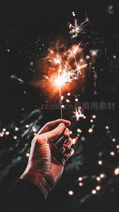 手中握着的温暖火花棒