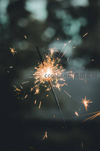 手持仙女棒闪耀微光