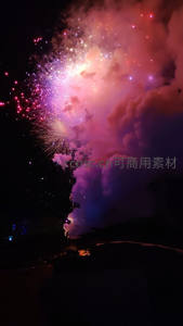 夜空绽放的绚烂烟花，如梦似幻