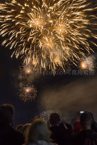 人群仰望绚烂烟花表演