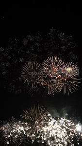 多组烟花同时点亮夜幕