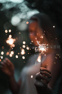 手持烟花棒，夜色中绽放温馨光芒