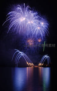 湖面倒影中的蓝色烟花，梦幻如仙境