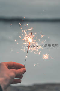 手中握着的温暖烟火光点