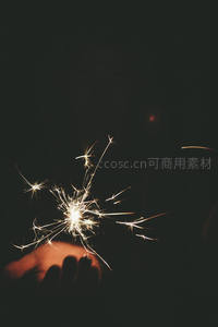 黑暗中闪耀的烟花棒星芒