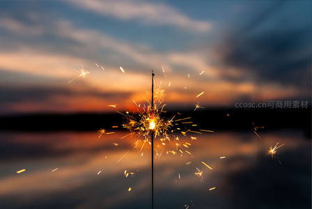 湖畔夕阳下的烟花棒盛放