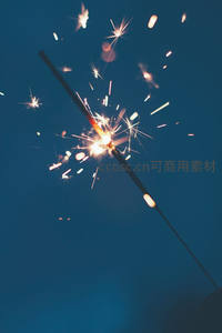 夜空中的烟花棒绽放出璀璨光芒