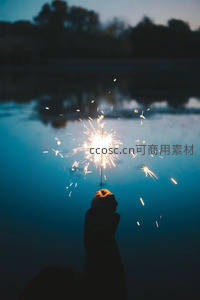 湖边手持烟花棒倒影如梦似幻